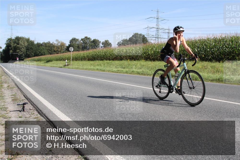01.09.2024 - 17. Tribühne Triathlon H.Heesch http://msf.ph/oto/6942003 01.09.2024 10:52:36 Radfahren 201 meine-sportfotos.de