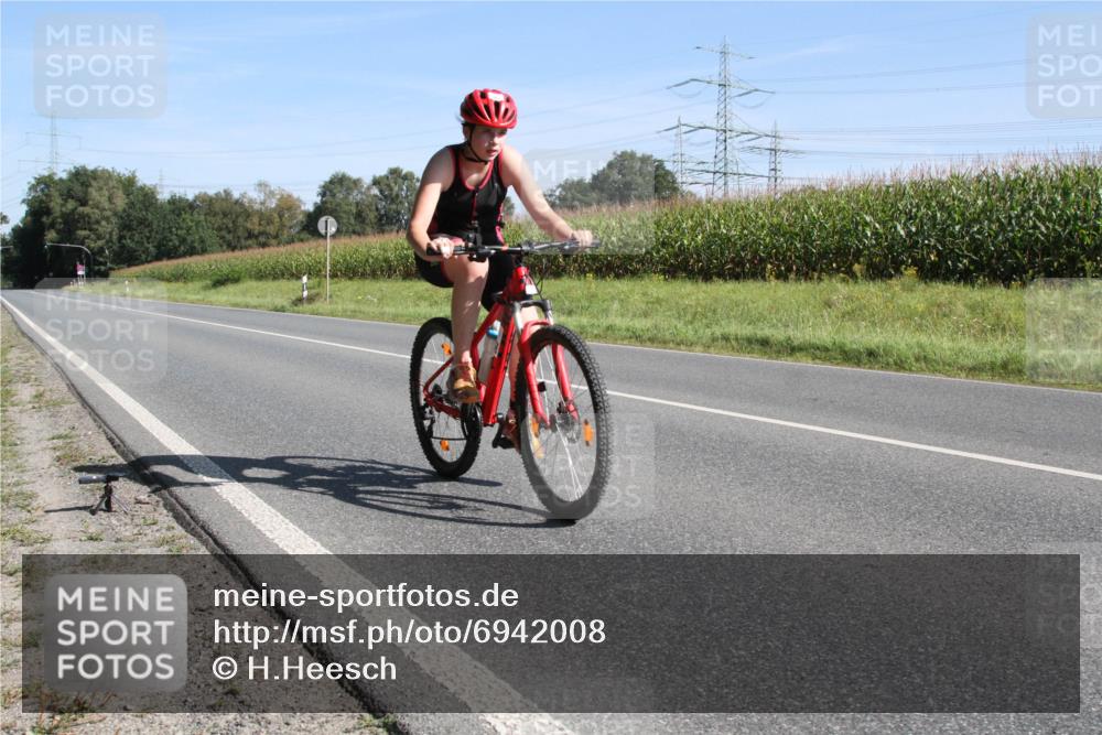 01.09.2024 - 17. Tribühne Triathlon H.Heesch http://msf.ph/oto/6942008 01.09.2024 10:53:28 Radfahren 262 meine-sportfotos.de