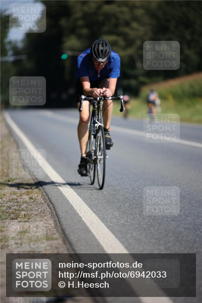 01.09.2024 - 17. Tribühne Triathlon H.Heesch http://msf.ph/oto/6942033 01.09.2024 11:17:21 Radfahren 382 meine-sportfotos.de