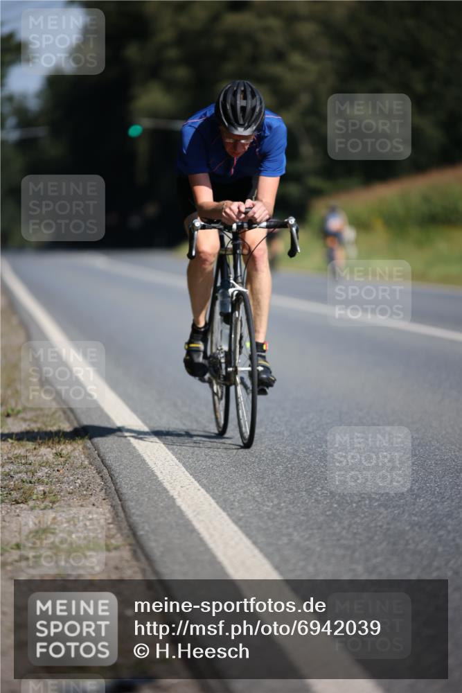 01.09.2024 - 17. Tribühne Triathlon H.Heesch http://msf.ph/oto/6942039 01.09.2024 11:17:21 Radfahren 382 meine-sportfotos.de