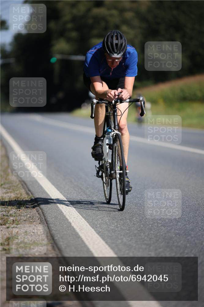 01.09.2024 - 17. Tribühne Triathlon H.Heesch http://msf.ph/oto/6942045 01.09.2024 11:17:21 Radfahren 382 meine-sportfotos.de