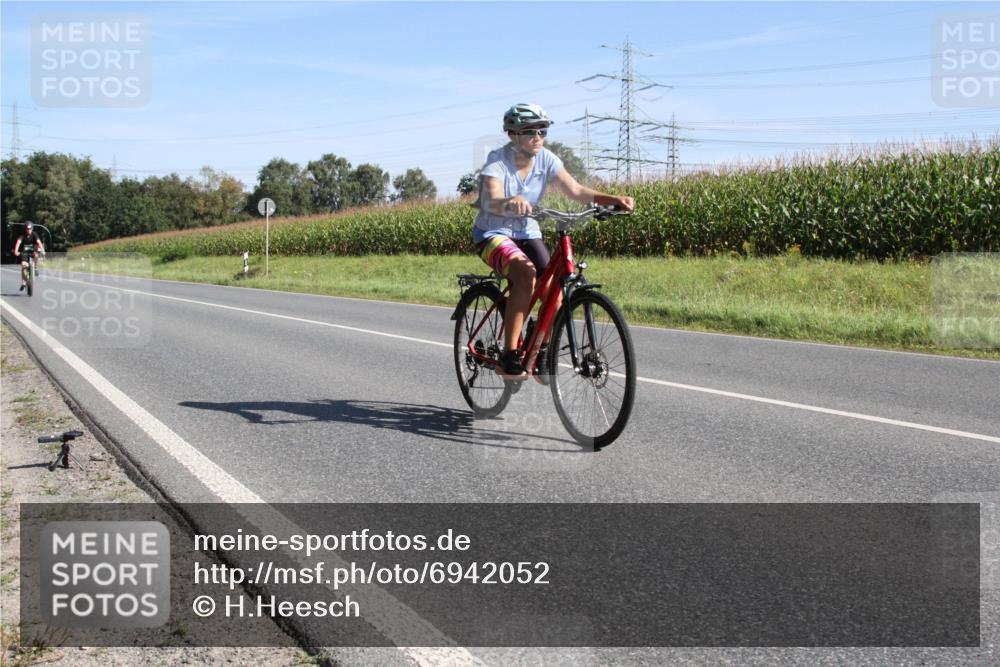 01.09.2024 - 17. Tribühne Triathlon H.Heesch http://msf.ph/oto/6942052 01.09.2024 10:57:15 Radfahren 245, 248 meine-sportfotos.de
