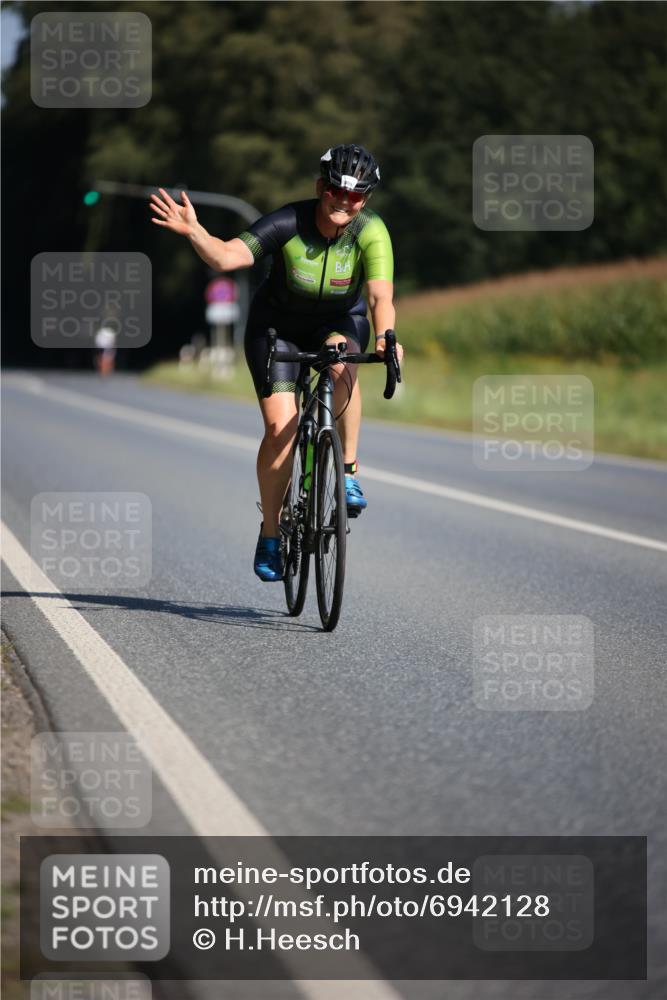 01.09.2024 - 17. Tribühne Triathlon H.Heesch http://msf.ph/oto/6942128 01.09.2024 11:18:31 Radfahren 406, 432 meine-sportfotos.de