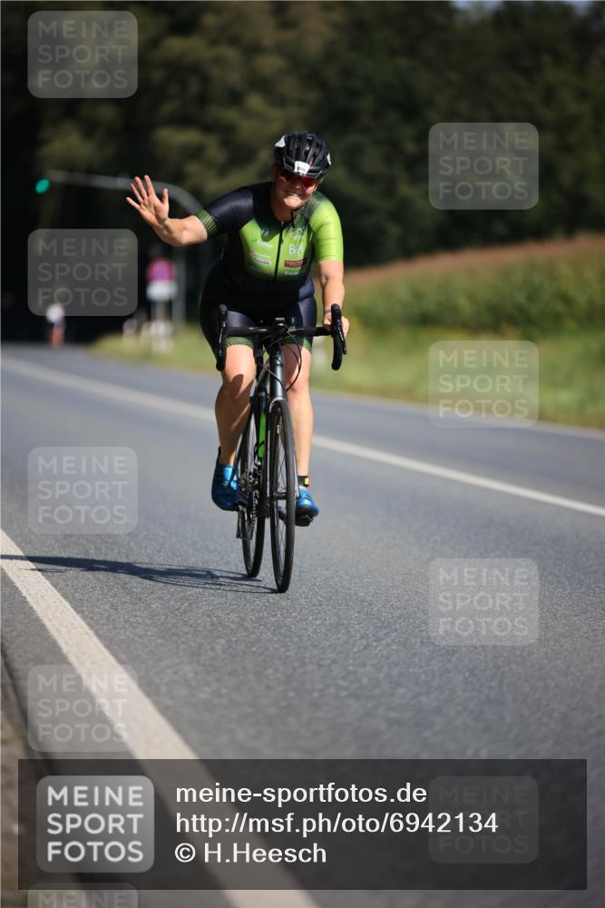 01.09.2024 - 17. Tribühne Triathlon H.Heesch http://msf.ph/oto/6942134 01.09.2024 11:18:31 Radfahren 406, 432 meine-sportfotos.de