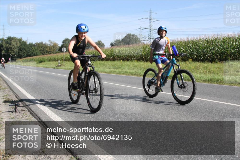 01.09.2024 - 17. Tribühne Triathlon H.Heesch http://msf.ph/oto/6942135 01.09.2024 11:00:13 Radfahren 179, 204, 307 meine-sportfotos.de