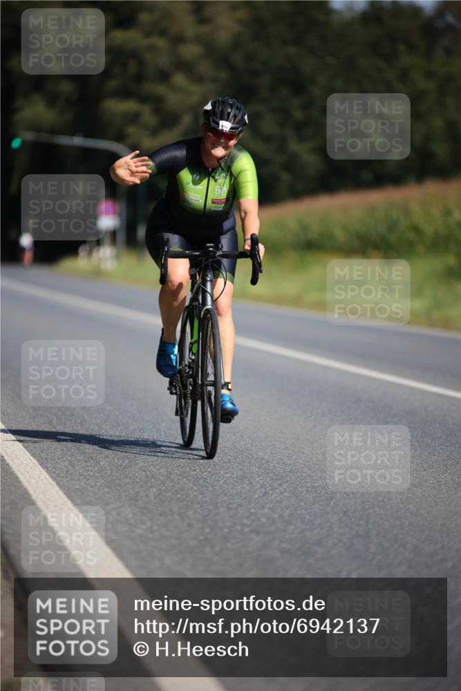 01.09.2024 - 17. Tribühne Triathlon H.Heesch http://msf.ph/oto/6942137 01.09.2024 11:18:31 Radfahren 406, 432 meine-sportfotos.de