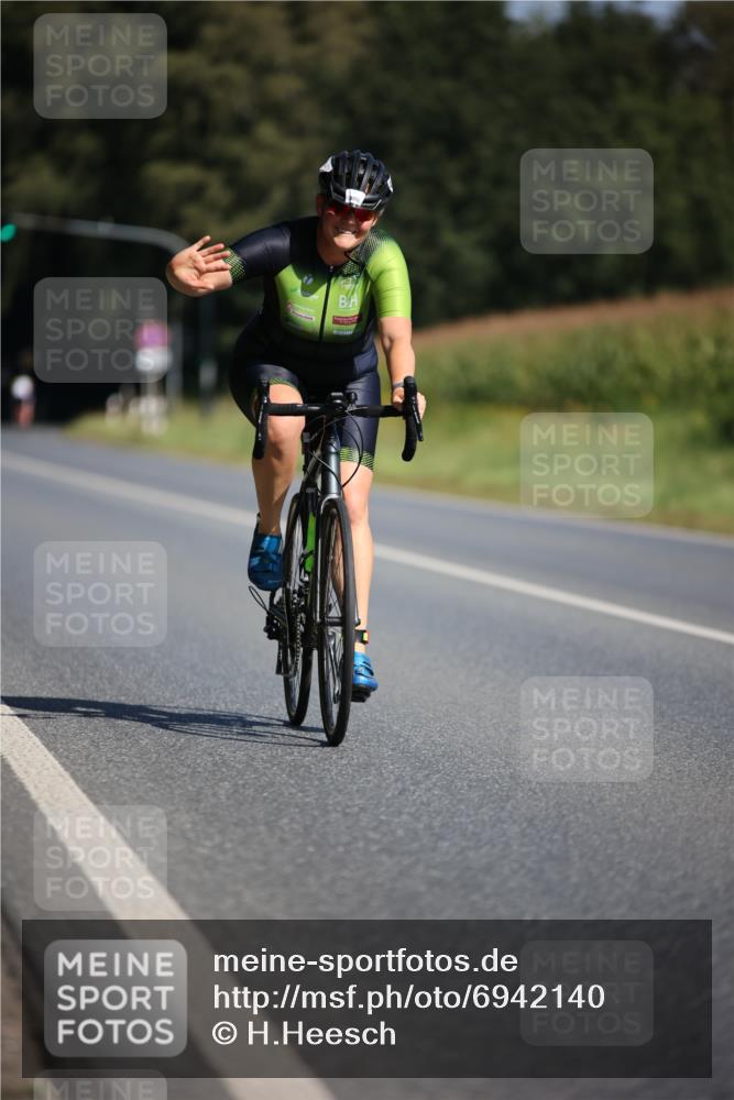 01.09.2024 - 17. Tribühne Triathlon H.Heesch http://msf.ph/oto/6942140 01.09.2024 11:18:31 Radfahren 406, 432 meine-sportfotos.de