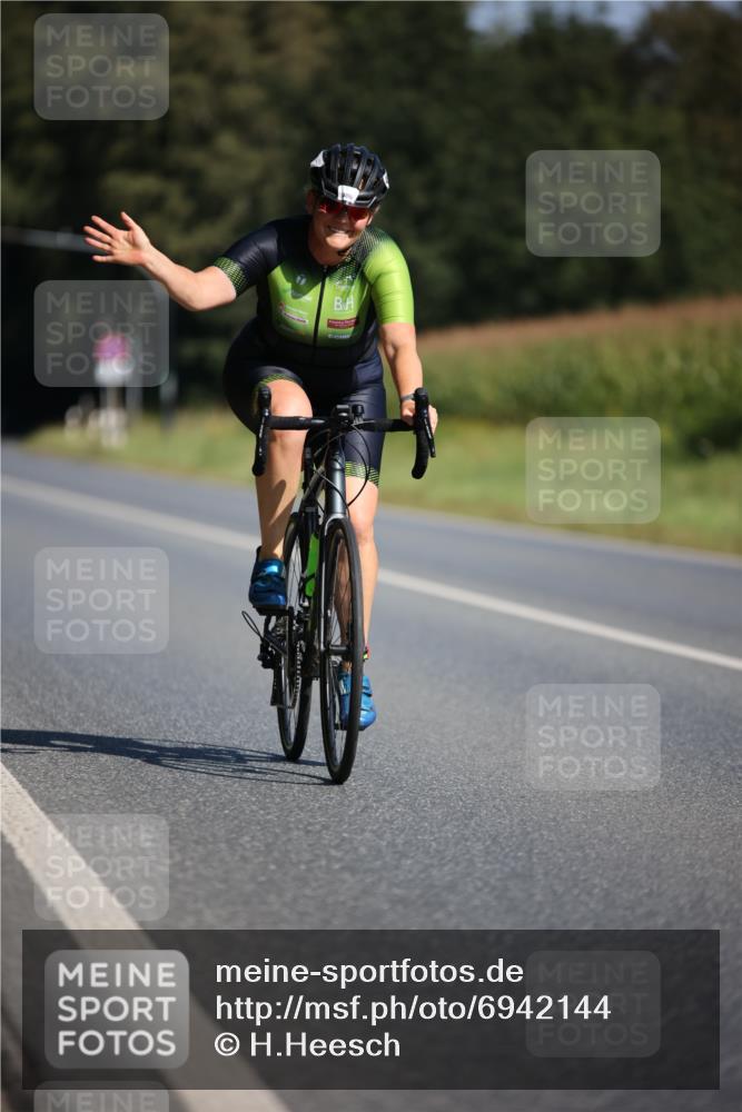 01.09.2024 - 17. Tribühne Triathlon H.Heesch http://msf.ph/oto/6942144 01.09.2024 11:18:31 Radfahren 406, 432 meine-sportfotos.de