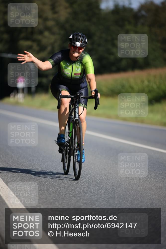 01.09.2024 - 17. Tribühne Triathlon H.Heesch http://msf.ph/oto/6942147 01.09.2024 11:18:31 Radfahren 406, 432 meine-sportfotos.de