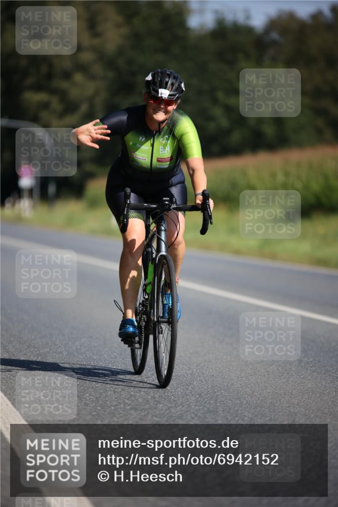 01.09.2024 - 17. Tribühne Triathlon H.Heesch http://msf.ph/oto/6942152 01.09.2024 11:18:32 Radfahren 406, 432 meine-sportfotos.de