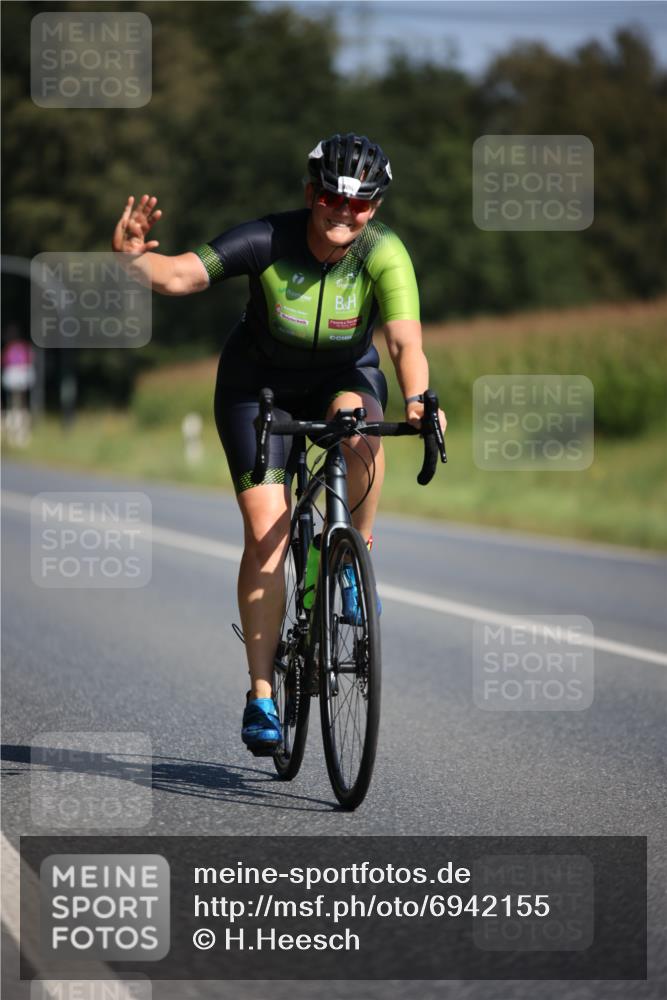 01.09.2024 - 17. Tribühne Triathlon H.Heesch http://msf.ph/oto/6942155 01.09.2024 11:18:32 Radfahren 406, 432 meine-sportfotos.de