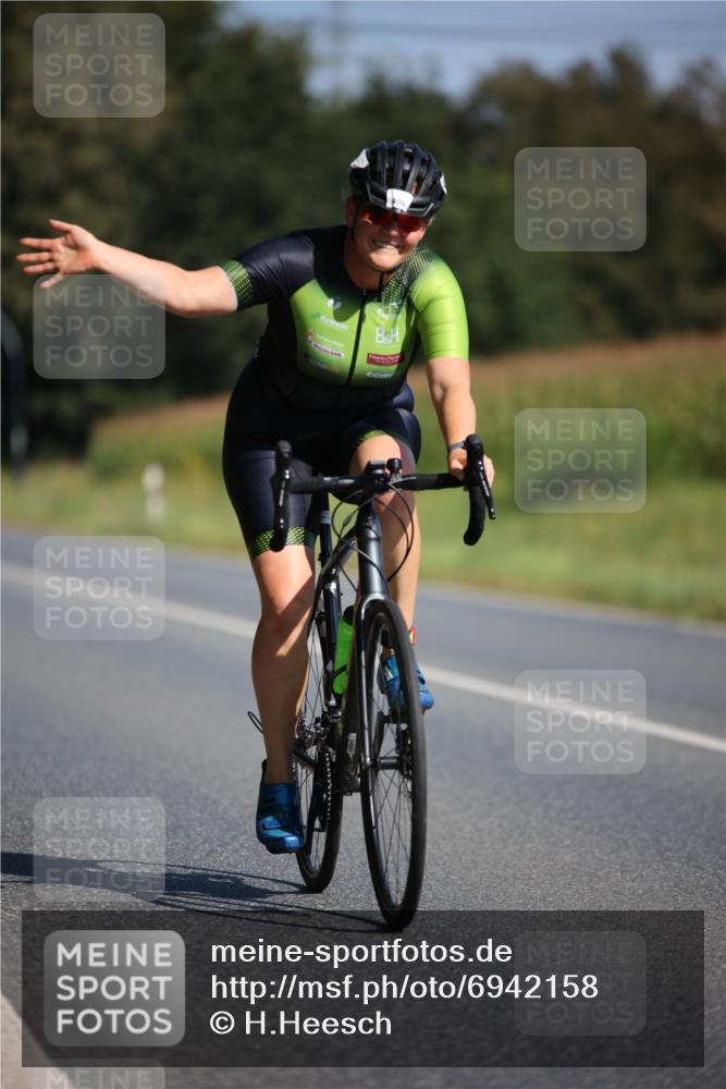 01.09.2024 - 17. Tribühne Triathlon H.Heesch http://msf.ph/oto/6942158 01.09.2024 11:18:32 Radfahren 406, 432 meine-sportfotos.de