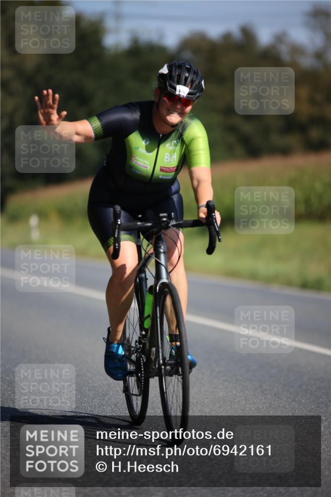 01.09.2024 - 17. Tribühne Triathlon H.Heesch http://msf.ph/oto/6942161 01.09.2024 11:18:32 Radfahren 406, 432 meine-sportfotos.de