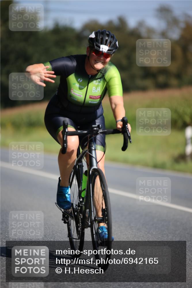 01.09.2024 - 17. Tribühne Triathlon H.Heesch http://msf.ph/oto/6942165 01.09.2024 11:18:32 Radfahren 406, 432 meine-sportfotos.de