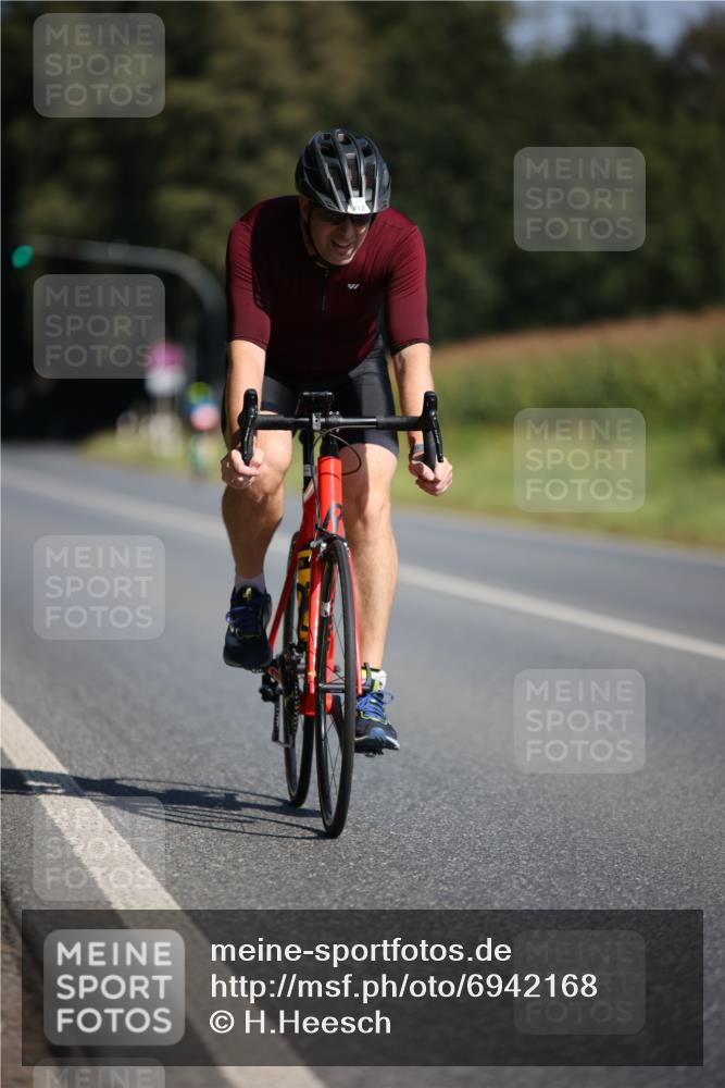 01.09.2024 - 17. Tribühne Triathlon H.Heesch http://msf.ph/oto/6942168 01.09.2024 11:18:42 Radfahren 412 meine-sportfotos.de