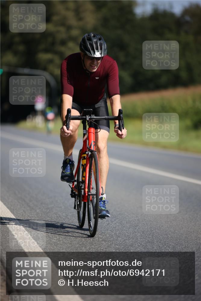 01.09.2024 - 17. Tribühne Triathlon H.Heesch http://msf.ph/oto/6942171 01.09.2024 11:18:42 Radfahren 412 meine-sportfotos.de