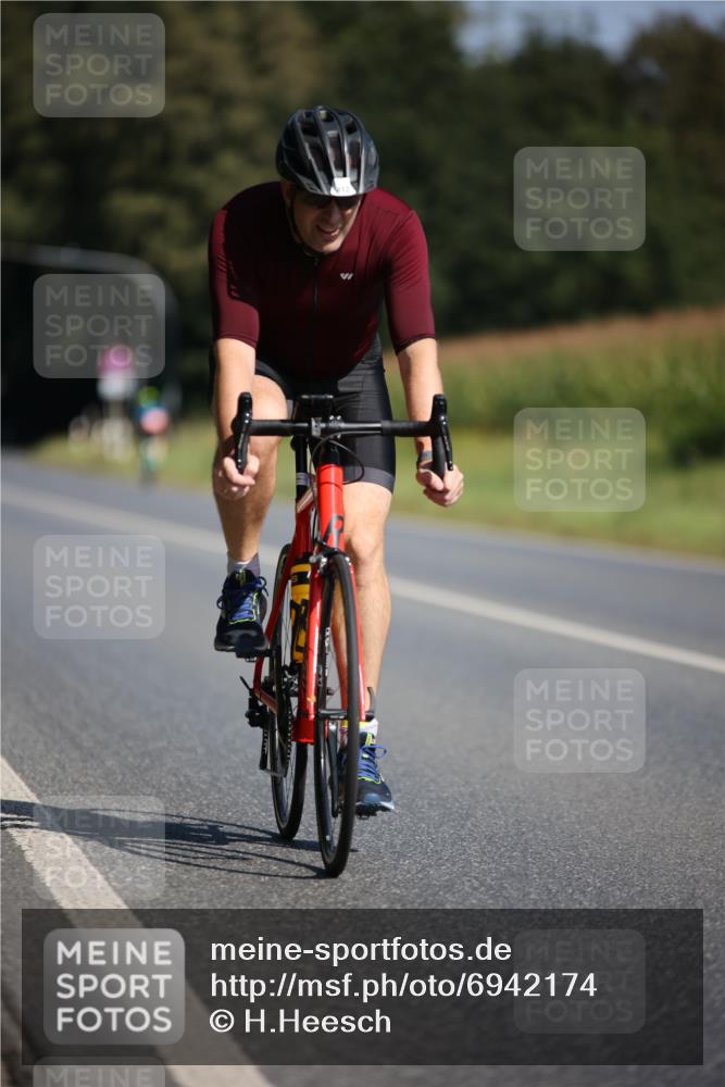 01.09.2024 - 17. Tribühne Triathlon H.Heesch http://msf.ph/oto/6942174 01.09.2024 11:18:42 Radfahren 412 meine-sportfotos.de