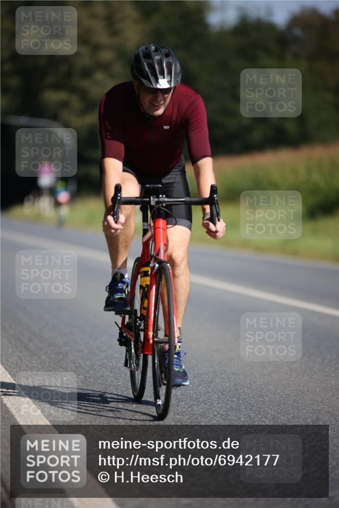01.09.2024 - 17. Tribühne Triathlon H.Heesch http://msf.ph/oto/6942177 01.09.2024 11:18:42 Radfahren 412 meine-sportfotos.de