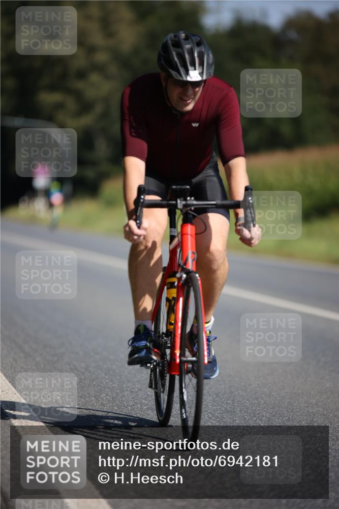 01.09.2024 - 17. Tribühne Triathlon H.Heesch http://msf.ph/oto/6942181 01.09.2024 11:18:42 Radfahren 412 meine-sportfotos.de