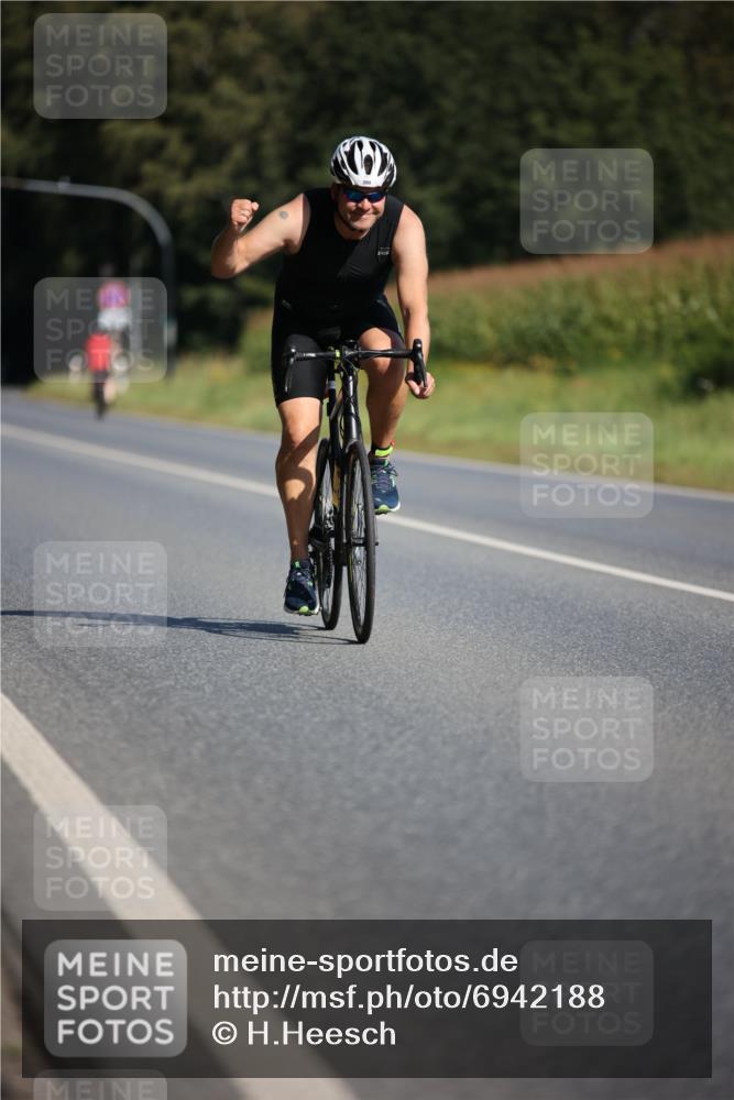 01.09.2024 - 17. Tribühne Triathlon H.Heesch http://msf.ph/oto/6942188 01.09.2024 11:18:58 Radfahren 328, 335, 390 meine-sportfotos.de