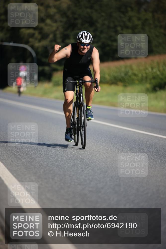 01.09.2024 - 17. Tribühne Triathlon H.Heesch http://msf.ph/oto/6942190 01.09.2024 11:18:58 Radfahren 328, 335, 390 meine-sportfotos.de