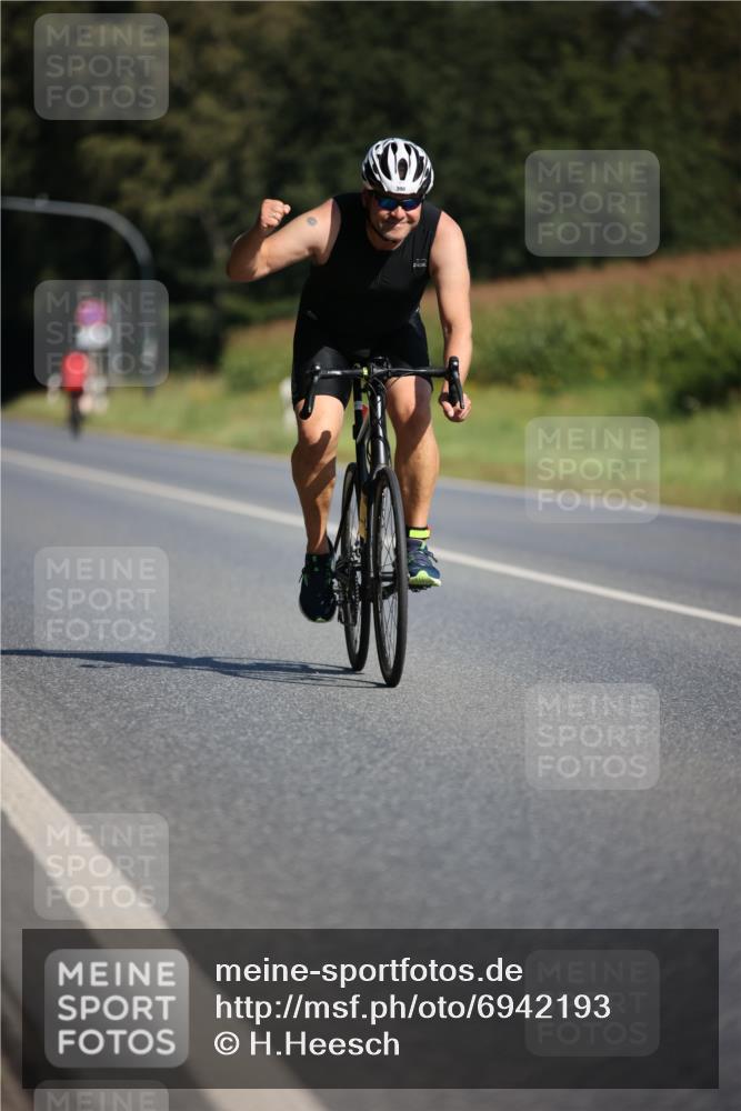 01.09.2024 - 17. Tribühne Triathlon H.Heesch http://msf.ph/oto/6942193 01.09.2024 11:18:58 Radfahren 328, 335, 390 meine-sportfotos.de