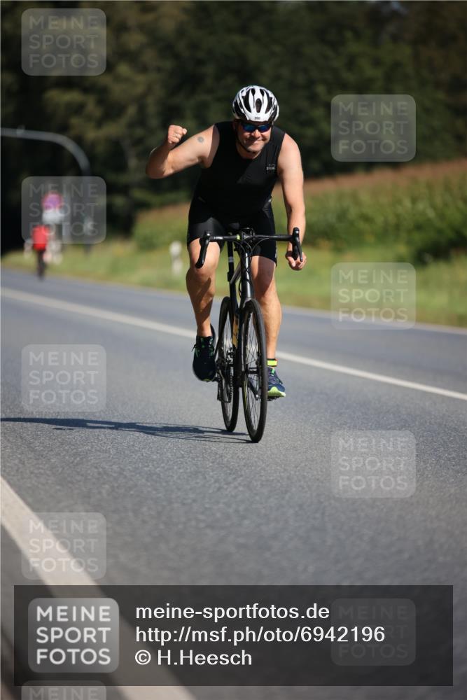 01.09.2024 - 17. Tribühne Triathlon H.Heesch http://msf.ph/oto/6942196 01.09.2024 11:18:58 Radfahren 328, 335, 390 meine-sportfotos.de