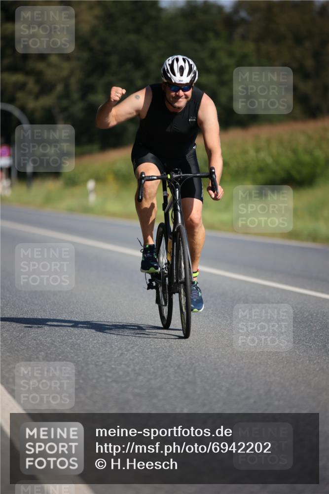 01.09.2024 - 17. Tribühne Triathlon H.Heesch http://msf.ph/oto/6942202 01.09.2024 11:18:59 Radfahren 328, 335, 390 meine-sportfotos.de