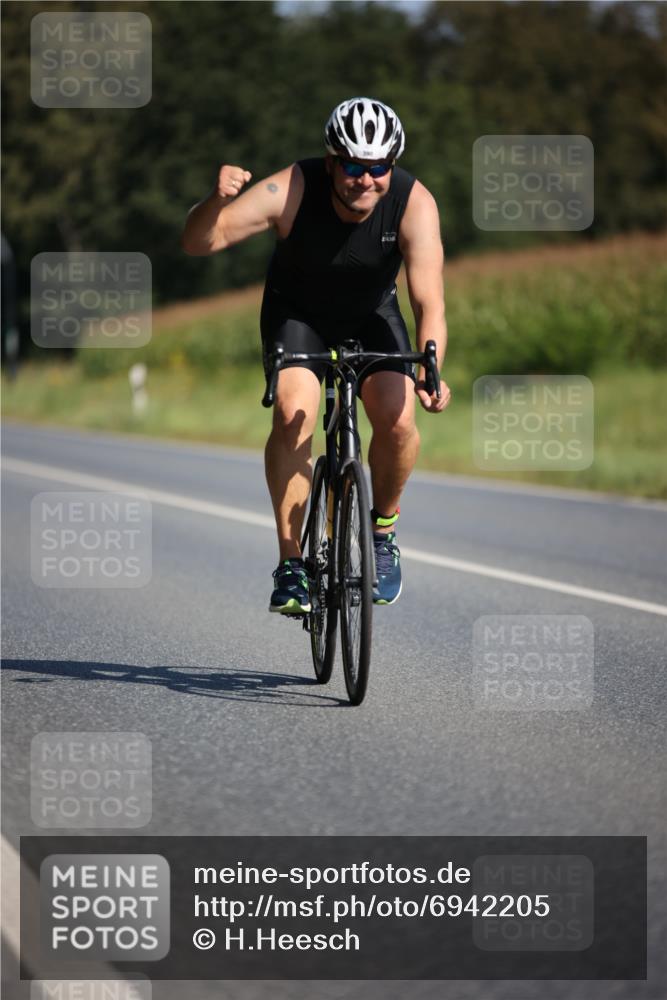 01.09.2024 - 17. Tribühne Triathlon H.Heesch http://msf.ph/oto/6942205 01.09.2024 11:18:59 Radfahren 328, 335, 390 meine-sportfotos.de