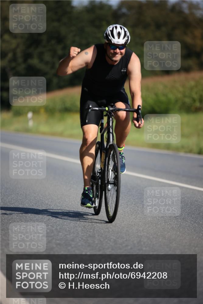 01.09.2024 - 17. Tribühne Triathlon H.Heesch http://msf.ph/oto/6942208 01.09.2024 11:18:59 Radfahren 328, 335, 390 meine-sportfotos.de