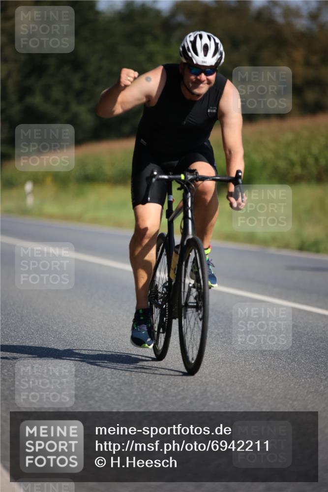 01.09.2024 - 17. Tribühne Triathlon H.Heesch http://msf.ph/oto/6942211 01.09.2024 11:18:59 Radfahren 328, 335, 390 meine-sportfotos.de