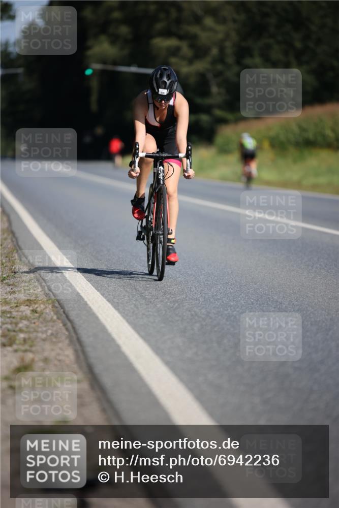 01.09.2024 - 17. Tribühne Triathlon H.Heesch http://msf.ph/oto/6942236 01.09.2024 11:19:04 Radfahren 328, 335 meine-sportfotos.de