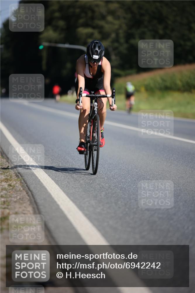 01.09.2024 - 17. Tribühne Triathlon H.Heesch http://msf.ph/oto/6942242 01.09.2024 11:19:04 Radfahren 328, 335 meine-sportfotos.de