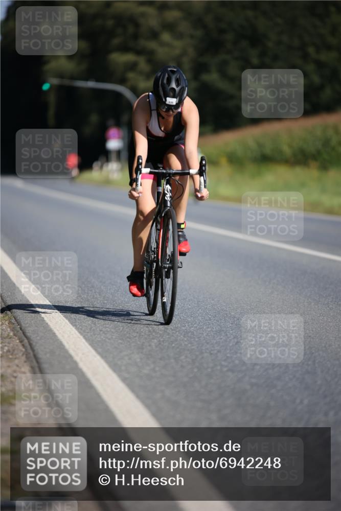 01.09.2024 - 17. Tribühne Triathlon H.Heesch http://msf.ph/oto/6942248 01.09.2024 11:19:05 Radfahren 328, 335 meine-sportfotos.de