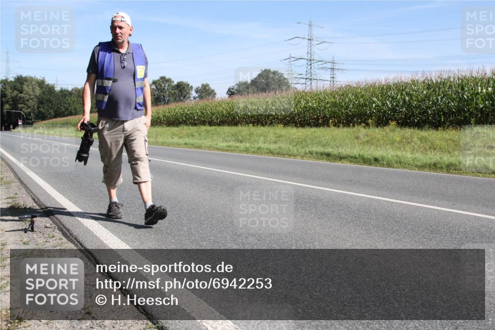 01.09.2024 - 17. Tribühne Triathlon H.Heesch http://msf.ph/oto/6942253 01.09.2024 11:05:26 Radfahren 399, 412 meine-sportfotos.de