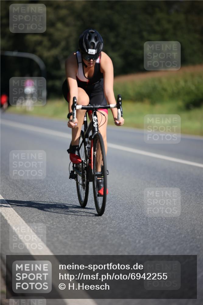 01.09.2024 - 17. Tribühne Triathlon H.Heesch http://msf.ph/oto/6942255 01.09.2024 11:19:05 Radfahren 328, 335 meine-sportfotos.de