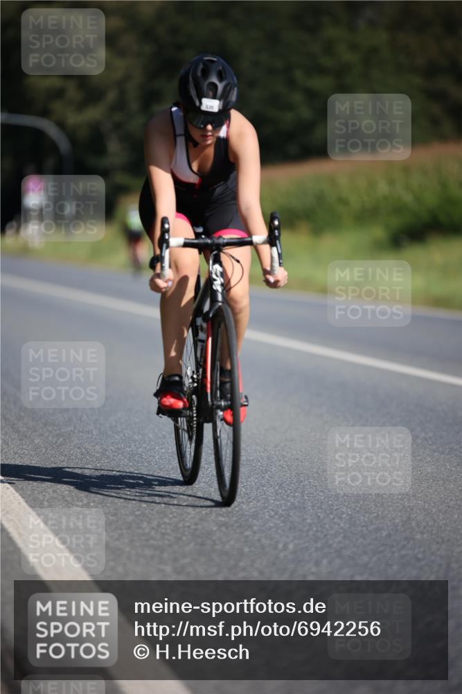 01.09.2024 - 17. Tribühne Triathlon H.Heesch http://msf.ph/oto/6942256 01.09.2024 11:19:05 Radfahren 328, 335 meine-sportfotos.de