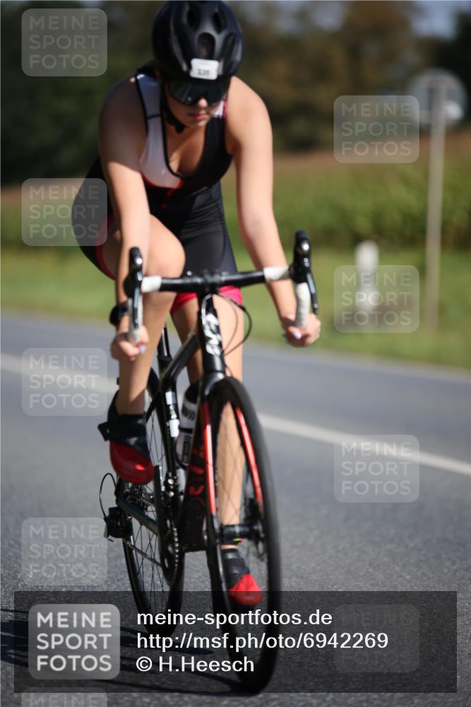 01.09.2024 - 17. Tribühne Triathlon H.Heesch http://msf.ph/oto/6942269 01.09.2024 11:19:05 Radfahren 328, 335 meine-sportfotos.de