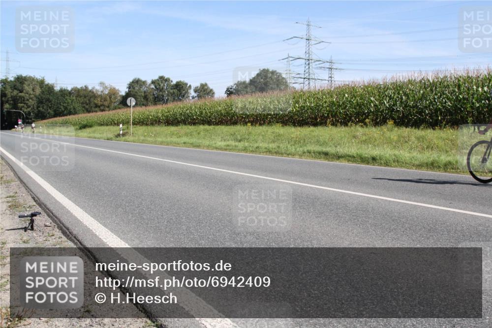01.09.2024 - 17. Tribühne Triathlon H.Heesch http://msf.ph/oto/6942409 01.09.2024 11:09:45 Radfahren 441 meine-sportfotos.de
