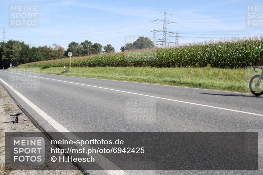 01.09.2024 - 17. Tribühne Triathlon H.Heesch http://msf.ph/oto/6942425 01.09.2024 11:10:36 Radfahren 317, 366 meine-sportfotos.de