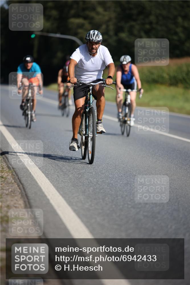 01.09.2024 - 17. Tribühne Triathlon H.Heesch http://msf.ph/oto/6942433 01.09.2024 11:21:27 Radfahren 366, 383, 386, 399, 442 meine-sportfotos.de