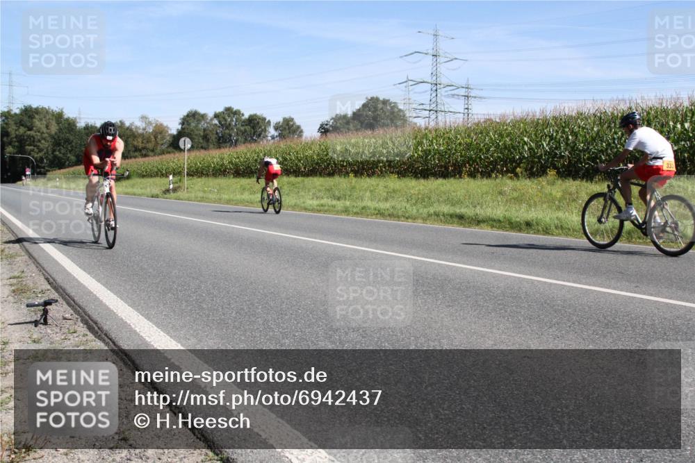 01.09.2024 - 17. Tribühne Triathlon H.Heesch http://msf.ph/oto/6942437 01.09.2024 11:10:47 Radfahren 333, 361, 388, 421, 429 meine-sportfotos.de