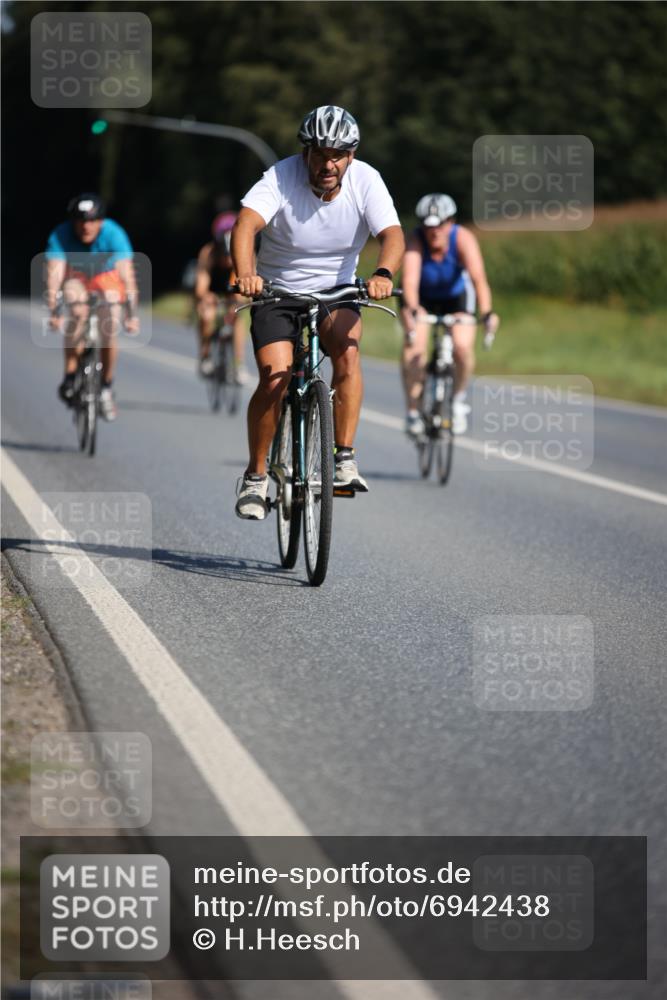 01.09.2024 - 17. Tribühne Triathlon H.Heesch http://msf.ph/oto/6942438 01.09.2024 11:21:27 Radfahren 366, 383, 386, 399, 442 meine-sportfotos.de