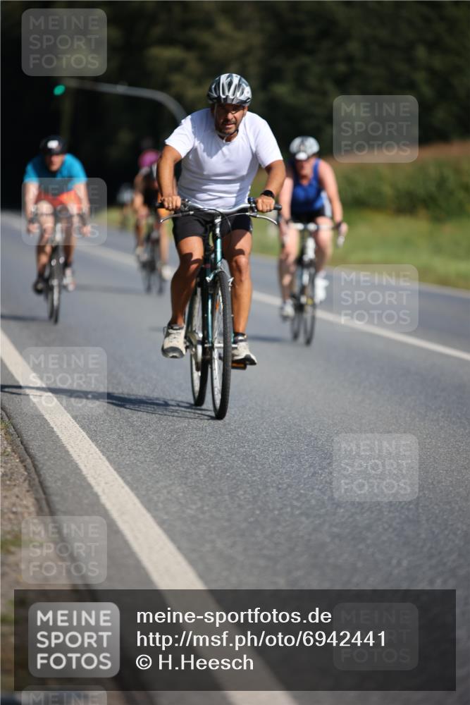 01.09.2024 - 17. Tribühne Triathlon H.Heesch http://msf.ph/oto/6942441 01.09.2024 11:21:27 Radfahren 366, 383, 386, 399, 442 meine-sportfotos.de