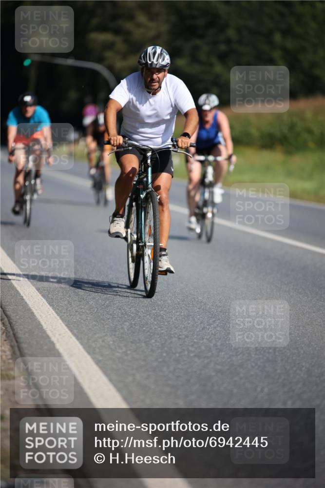 01.09.2024 - 17. Tribühne Triathlon H.Heesch http://msf.ph/oto/6942445 01.09.2024 11:21:27 Radfahren 366, 383, 386, 399, 442 meine-sportfotos.de