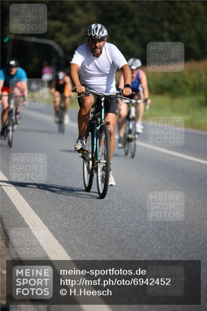 01.09.2024 - 17. Tribühne Triathlon H.Heesch http://msf.ph/oto/6942452 01.09.2024 11:21:27 Radfahren 366, 383, 386, 399, 442 meine-sportfotos.de