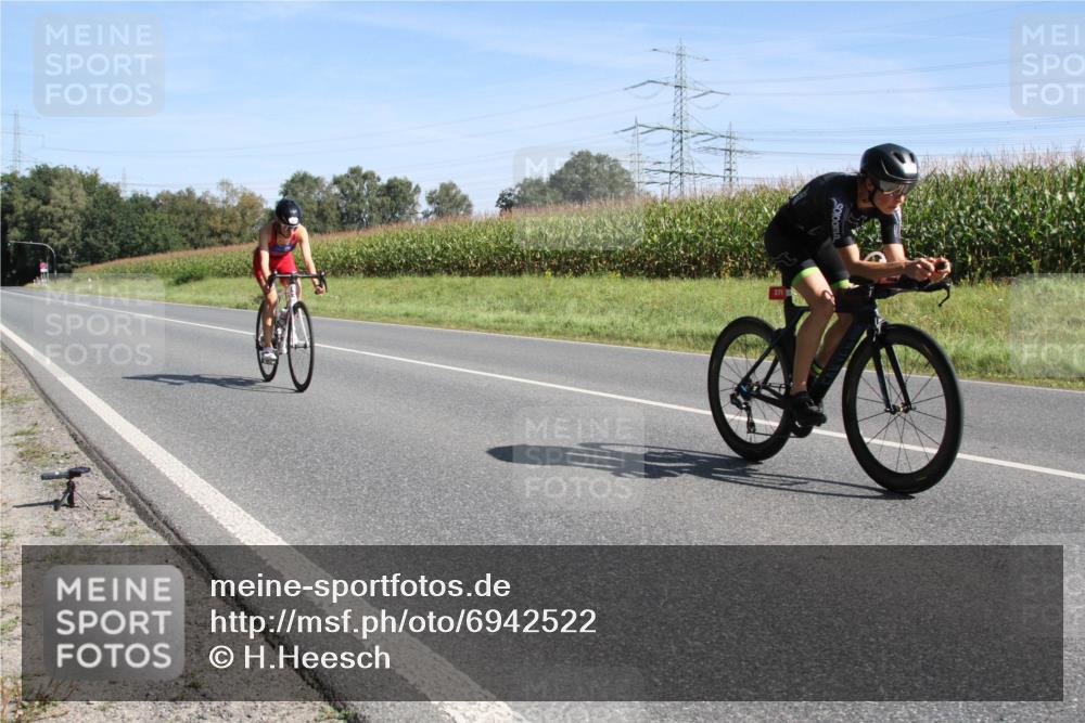 01.09.2024 - 17. Tribühne Triathlon H.Heesch http://msf.ph/oto/6942522 01.09.2024 11:12:34 Radfahren 327, 367, 379 meine-sportfotos.de