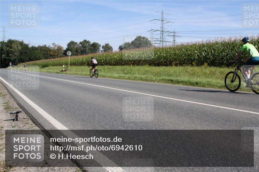01.09.2024 - 17. Tribühne Triathlon H.Heesch http://msf.ph/oto/6942610 01.09.2024 11:15:12 Radfahren 350, 445 meine-sportfotos.de