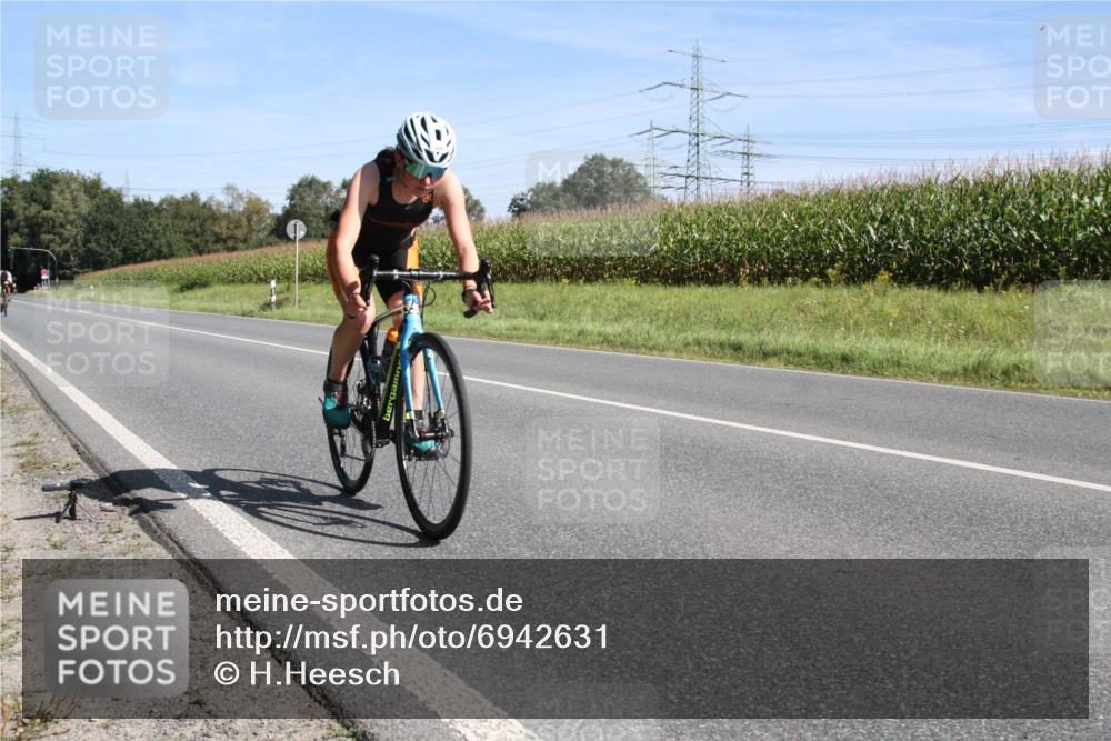 01.09.2024 - 17. Tribühne Triathlon H.Heesch http://msf.ph/oto/6942631 01.09.2024 11:16:29 Radfahren 309, 329 meine-sportfotos.de