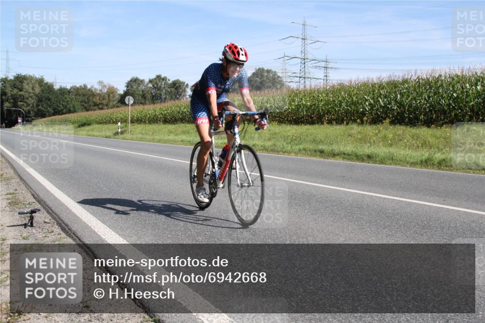 01.09.2024 - 17. Tribühne Triathlon H.Heesch http://msf.ph/oto/6942668 01.09.2024 11:17:05 Radfahren 385, 409, 430, 446 meine-sportfotos.de